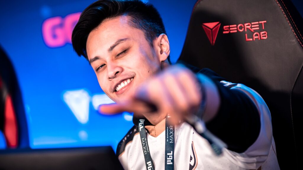 stewie2k-crypto-scam-1024x576-1 Stewie2k smiling and pointing at camera at Counter-Strike event